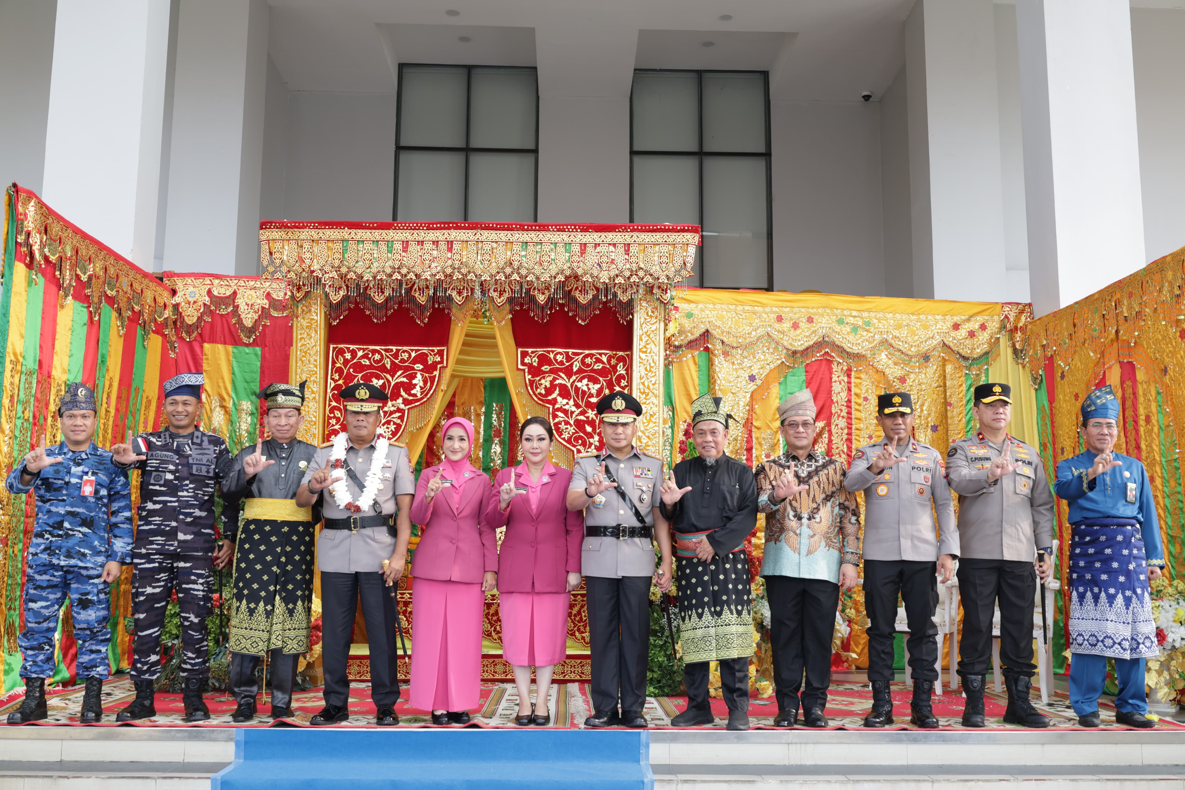 Lembaga Adat Melayu Riau ( LAMR )Sambut Kapolda Riau yang Baru Melalui Prosesi Tepuk Tepung Tawar di Mapolda Riau