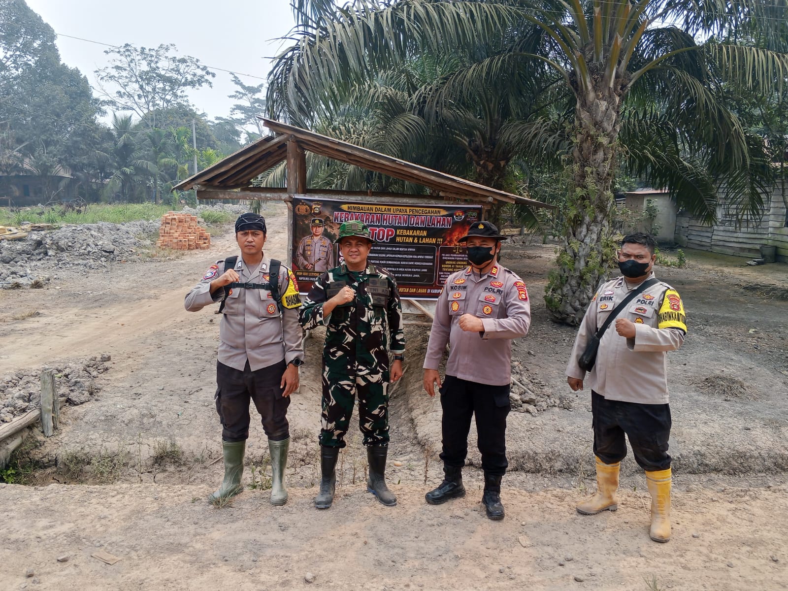 CEGAH KARHUTLA: POLSEK BAYUNG LENCIR PATROLI DAN PASANG SPANDUK HIMBAUAN DI DESA MUARA MEDAK