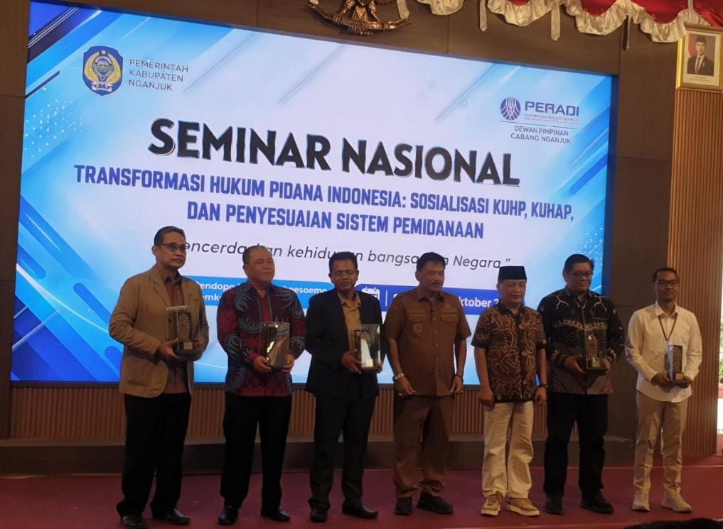 SEMINAR HUKUM NASIONAL SEBAGAI WAHANA, MENINGKATKAN  PENGETAHUAN HUKUM MASYARAKAT